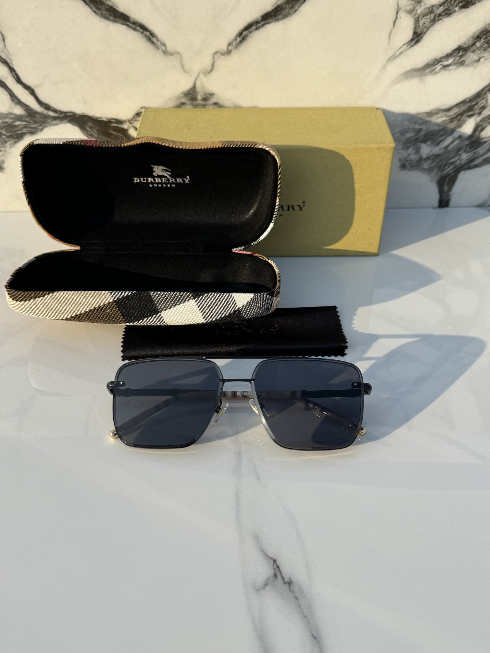 Branded Sunglasses 23066_fullblack (With Original Kit) - Image 2
